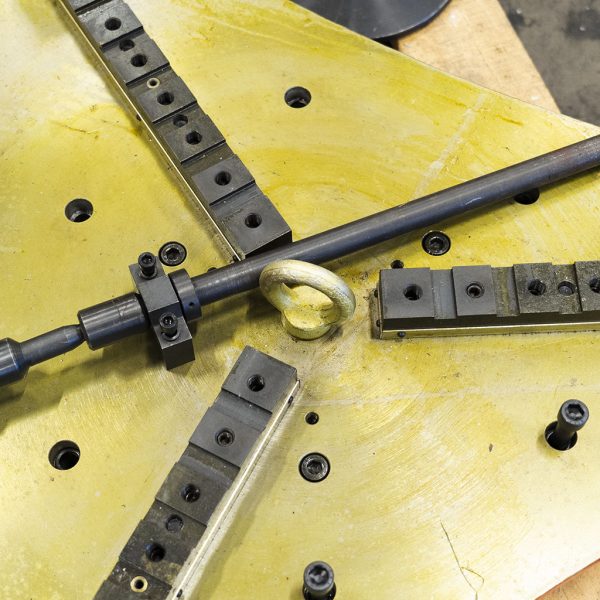 SELF-CENTERING FIXED-CLAMPING CHUCK / FACE PLATE FOR LARGER WORKPIECES - Image 2